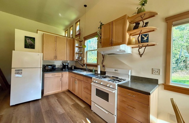 Cheery Loft Apartment close to downtown Olympia with country feel