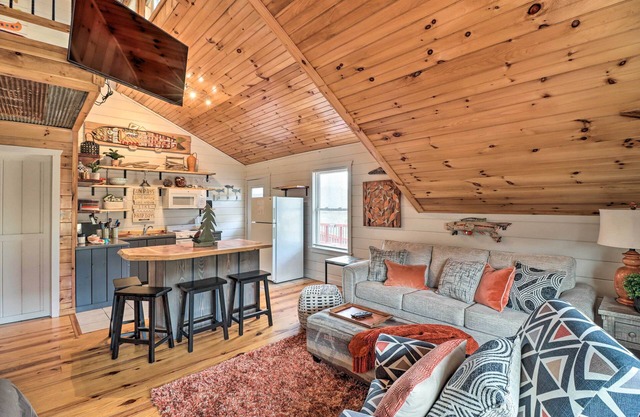Cheery Pet-Friendly Studio w/ Shared Fire Pit