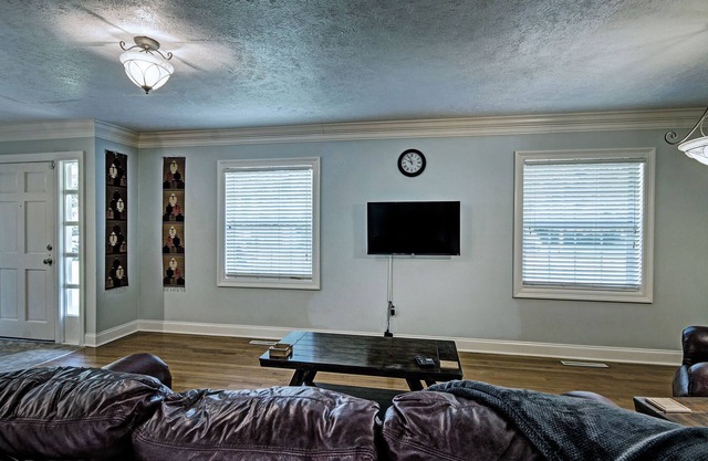 Cheery, Spacious 4 BR home in quiet neighborhood near shopping, dining, and park
