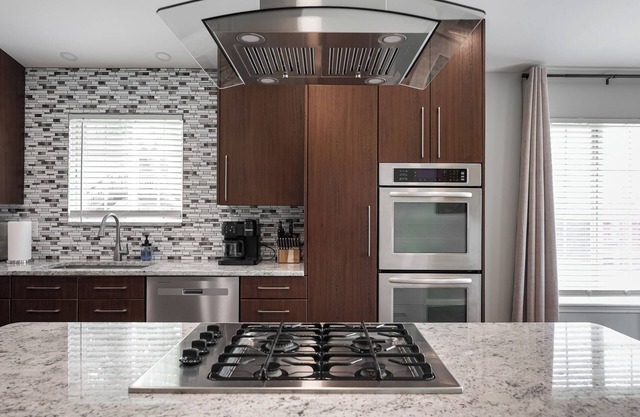 Chef's Kitchen, King Bed near GM Orion, Shops/Dining and Easy Access to Freeways