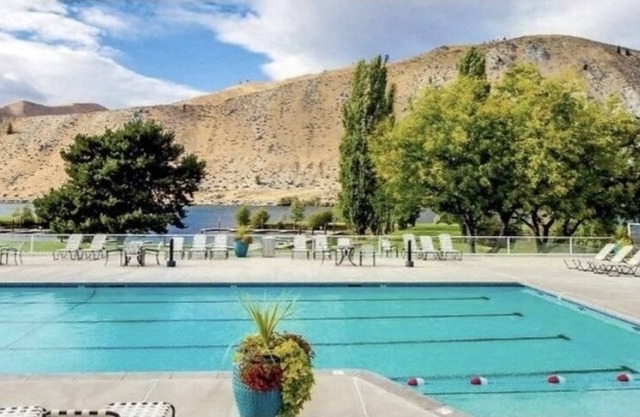 CHELAN AREA! Columbia River Large Home! Waterfront Sun Cove Community!