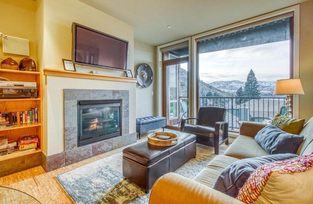 Chelan Resort Suites: Water Sunset (#303)