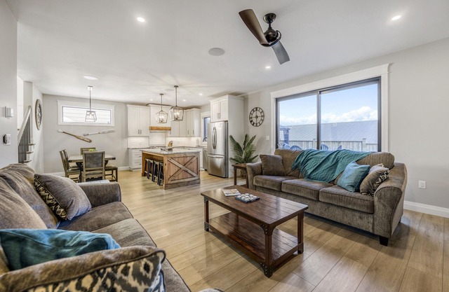 Chello’s Grand Villa, Grand Bend Beach- Steps from the Strip