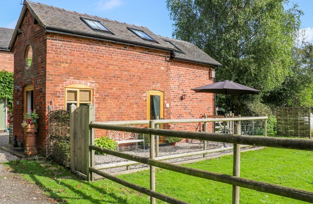 Chequer STABLE, romantisch, mit offenem Feuer in Sandbach, Ref 26406