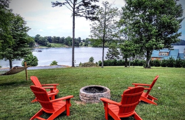 Cherokee Lakefront Cottage Dock, Firepit, Hammock-Sleeps 4
