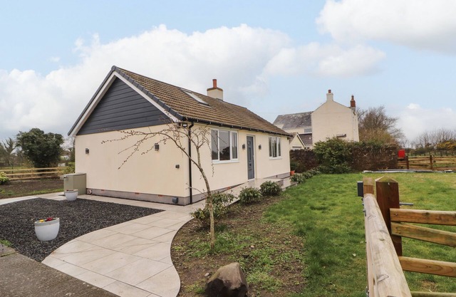 CHERRY CROFT, family friendly, with a garden in Bowness-On-Solway
