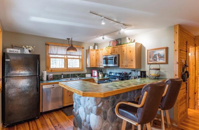 Cherry Ridge Retreat - Oak Ridge Romantic Luxury Cabin with hot tub and massage chair movie room!