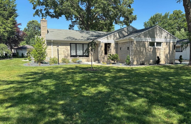 Cherry Tree Vacation Home, 4 BR 2 BA 2500 sq ft, safe neighborhood .9 mi to ND!