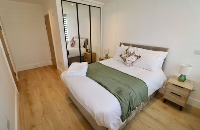 Chertsey Modern 2-Bed Flat with Ensuite, Parking & Ultra-Fast WiFi