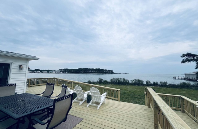 Chesapeake Bayfront Farmhouse with Endless Bay Views