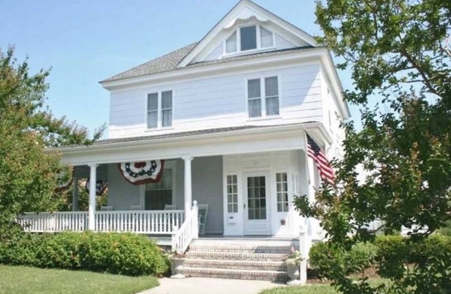 Chesapeake Dream - Stately restored Victorian home ONLY 4 houses from the BEACH!