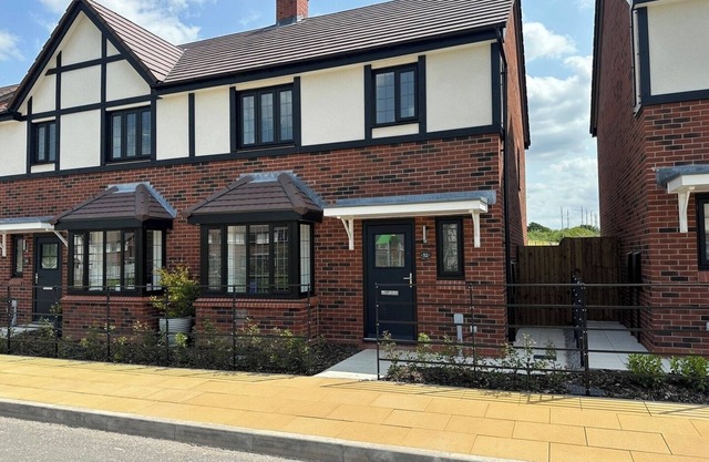 Cheshire Retreat: Modern 3BR with Garden