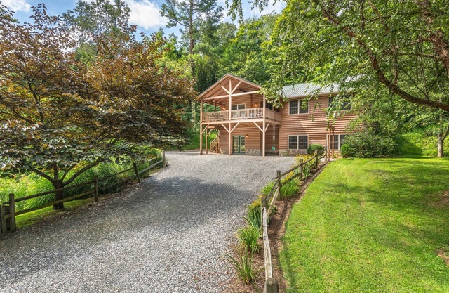 Chestnut Lodge, in der Nähe von Asheville, NC, liegt in einem ruhigen Waldgebiet von Weaverville.