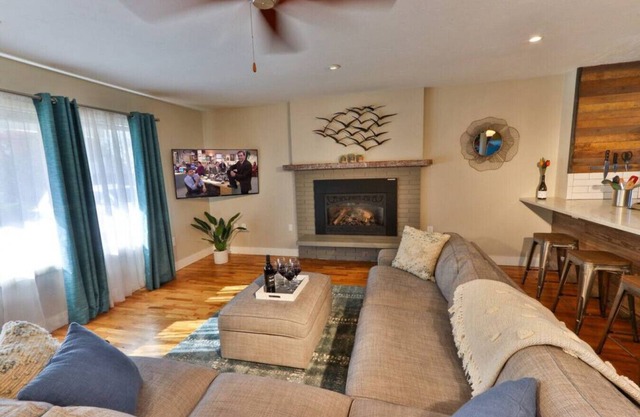 Chestnut Place · Updated Home on Quiet Drive - Perfect Getaway