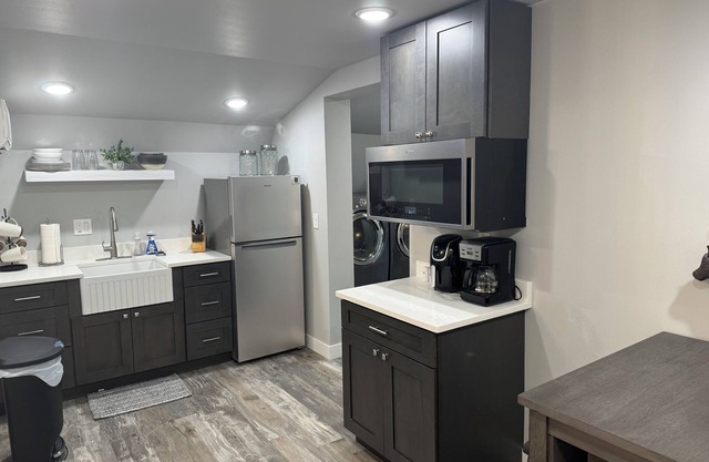 CHET'S PLACE in SELAH, 700 Sq. Ft- 1 Bedroom 1 Bath - Sleeps 4-5