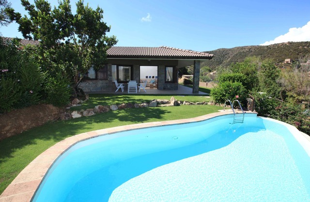 CHIA SCHÖNE VILLA MIT POOL MIT BLICK AUF DAS MEER UND DEN TURM