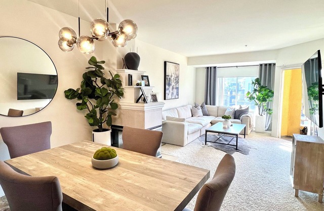 Chic 1-bedroom 1-bath in central Irvine Location! Monthly Furnished Rental