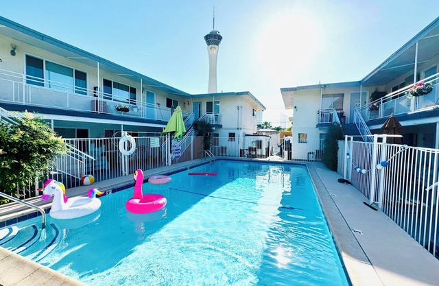 Chic 1-bedroom apartment in vibrant Las Vegas with WiFi, AC,EDC, Strip,LVCC