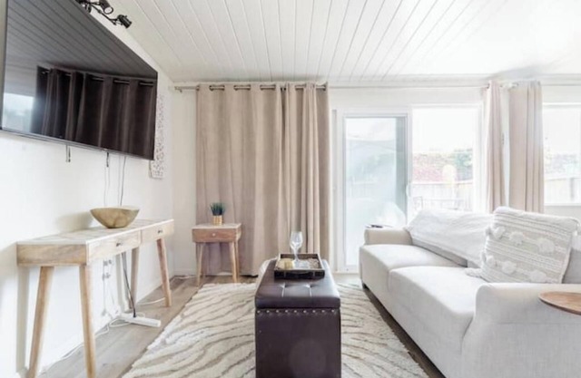 Chic 1 Bedroom Apartment w/ Comfy King Bed