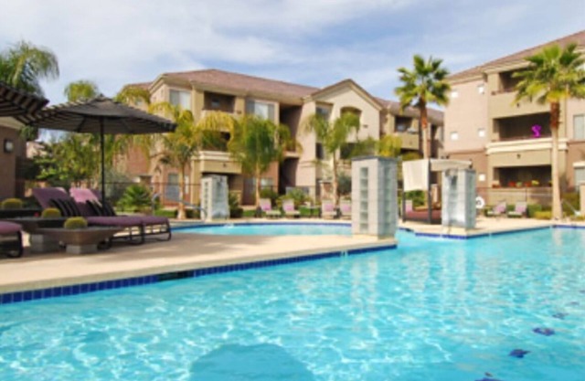 Chic 1-bedroom apartment in fabulous Phoenix with beautiful pool and BBQs