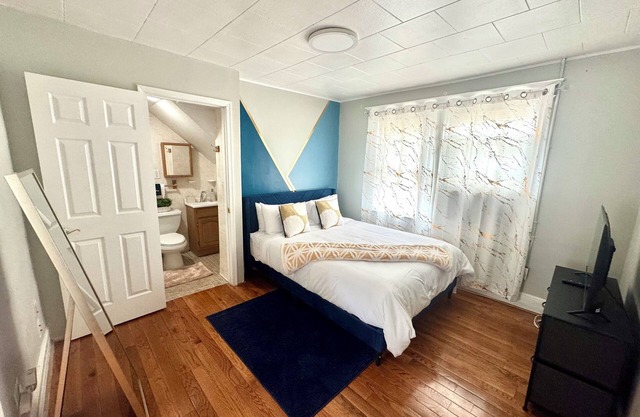 Chic 1-bedroom apartment with WiFi, AC in charming Kearny