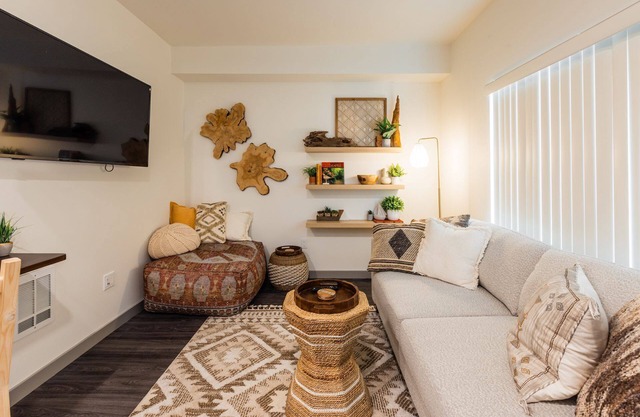 Chic 1-bedroom, Gym, Pool, Near Downtown & Restaurants