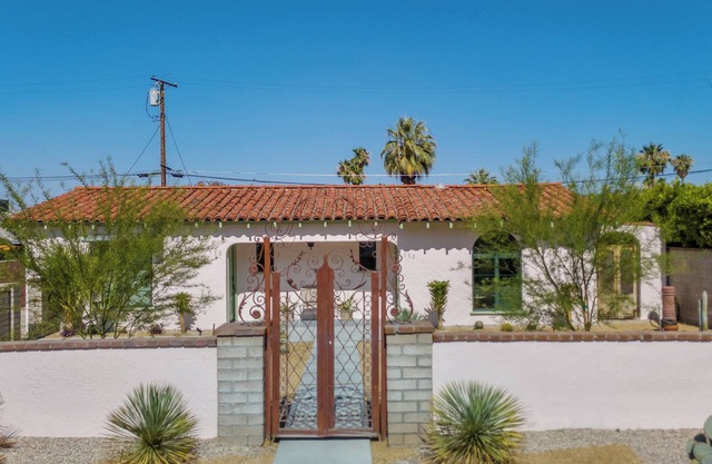 Chic 1-bedroom Spanish style apartment near downtown Palm Springs with WiFi, AC