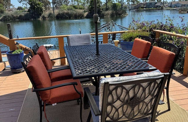 Chic 1-bedroom with two full bath, WiFi and AC in marvelous Discovery Bay