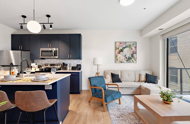 Chic 1Bd Condo DT Minneapolis, with City Views & Prime Downtown Location