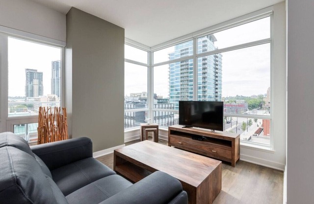 Chic 1BR Apt with City Views, Near Stampede Park