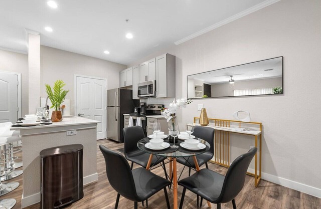 Chic 1BR Pool Gym Prkng Near Mayo Clnc & Westwrld