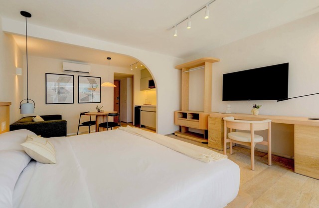 Chic 1BR with balcony & breathtaking city views