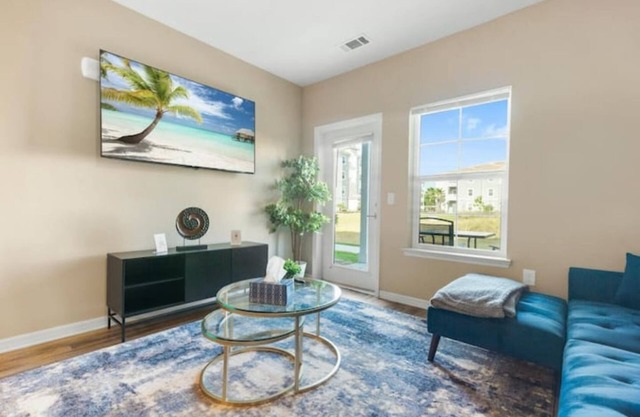 Chic 2 BD/2 BA Condo: Serene Escape in Melbourne