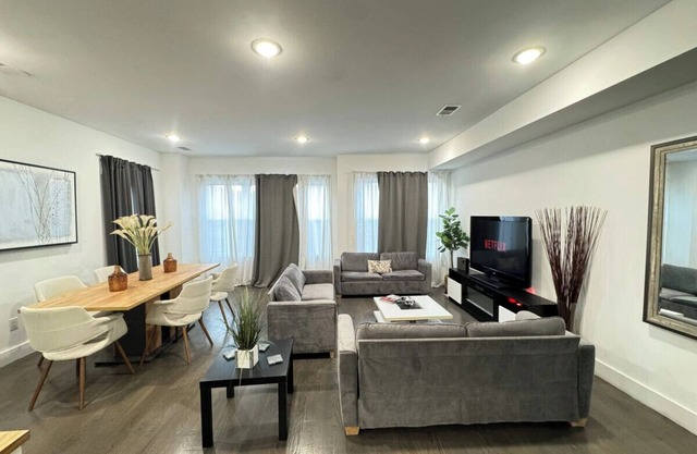 Chic 2 bedroom apartment with Rooftop views of NYC