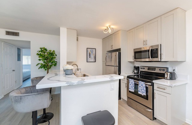 Chic 2-Bedroom Oasis in the Heart of Fort Lauderdale - Your Home Away from Home!