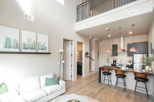 Chic 2BR Apt with Loft in East Nash Sleeps 6