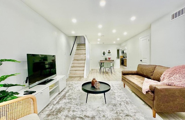 Chic 2Br Basement Haven for Families - Fast Wi-Fi
