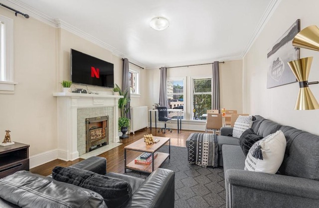 Chic 2BR Condo in West End Downtown with Parking