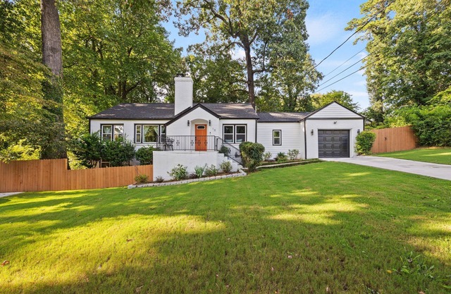 Chic 2BR Downstairs Unit - Fenced Yard Grant Park