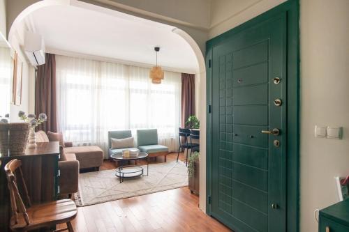 Chic 2BR Gem on Moda Iconic Antiques Street