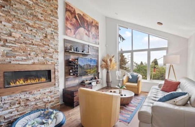 Chic 2BR Oasis in North Van!