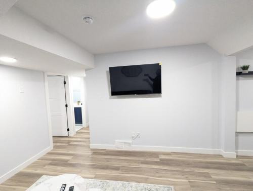 Chic 2BR Suite with Kitchen, Laundry, Near Elk Island & West Edmonton Mall