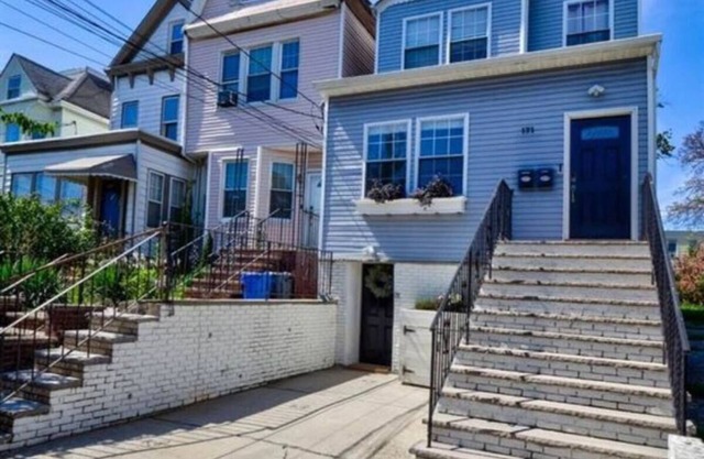 Chic 3 bedroom apartment. (Upstairs Unit)