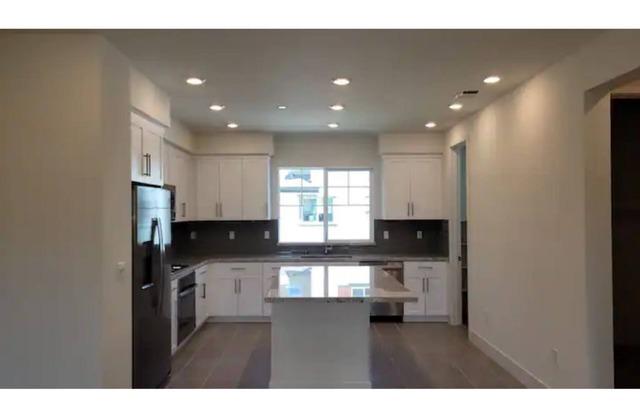Chic 3 Level Large Kitchen close to 5 golf courses