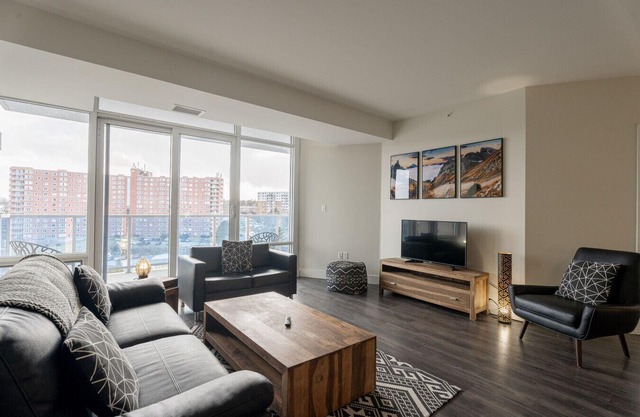 Chic 3BR Apt with City Views and Gym