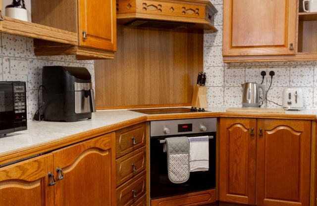 Chic 3BR Cottage in the Heart of Cheadle