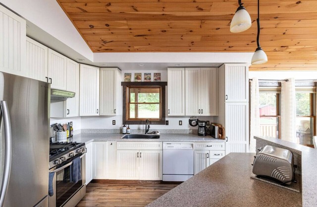 Chic 3BR Country Retreat