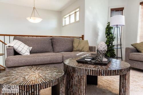 Chic 3BR Modern Home - Wi-Fi - Netflix - Sleeps 8!