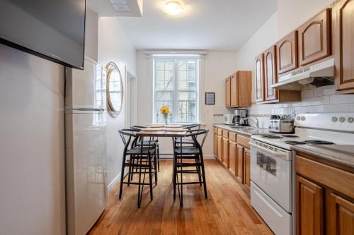 Chic 4BR Haven Sunlit in Downtown MTL