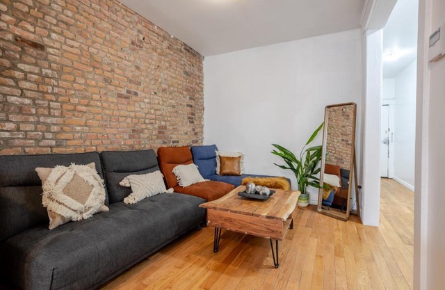 Chic 4BR Haven Sunlit in Downtown MTL